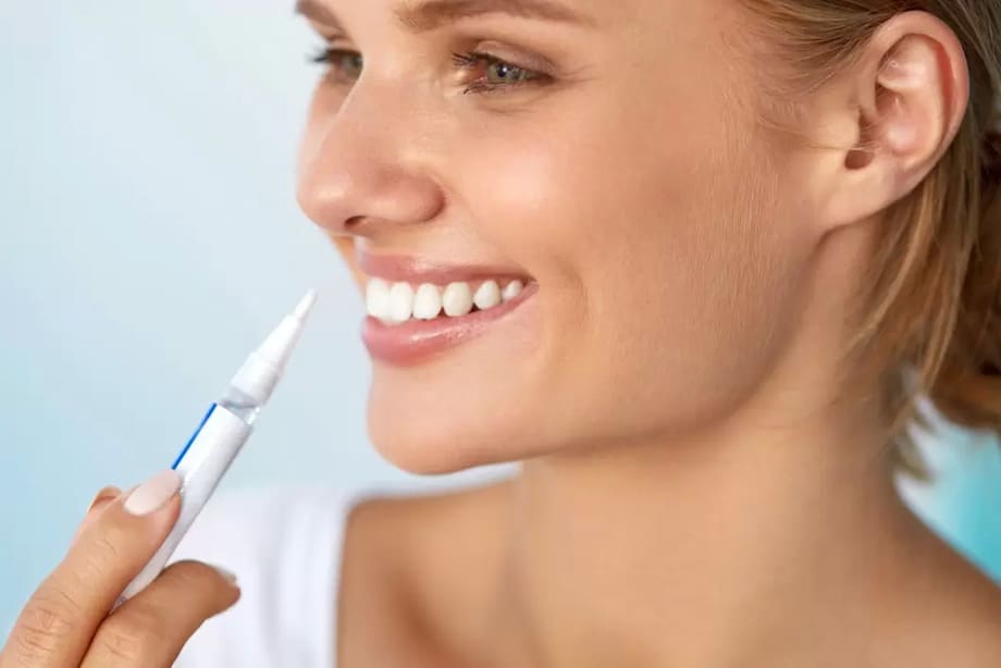 Givetvis kan det vara lockande att köpa en blekningsprodukter för vita tänder där du själv utför behandlingen