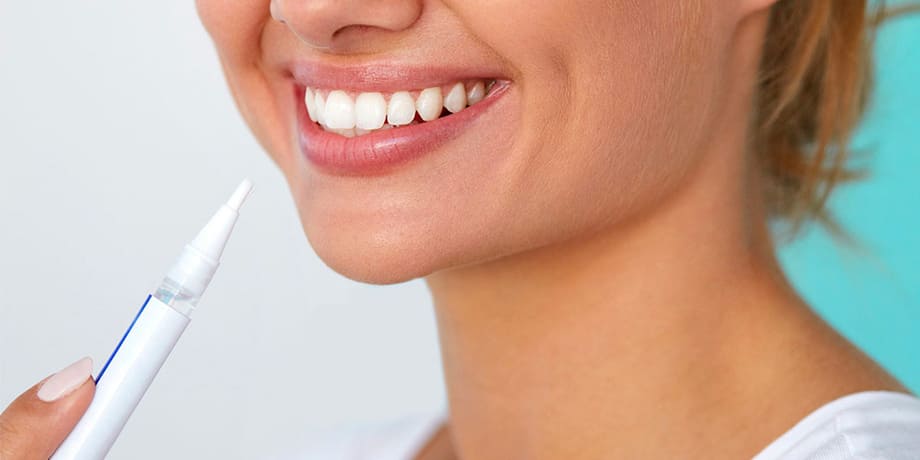 Efter att du penslat gelen på tänderna kommer du att behöva hålla läpparna borta från tänderna