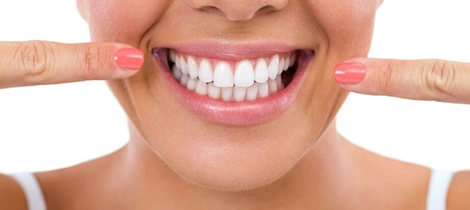 Genom att genomföra ett estetiskt tandvårds ingrepp i form av tandimplantat snabbt